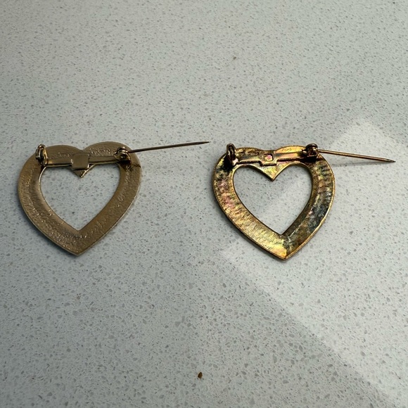 Vintage Heart Brooches Pins Gold Tone Set of Two Valentine's Day - Picture 6 of 7